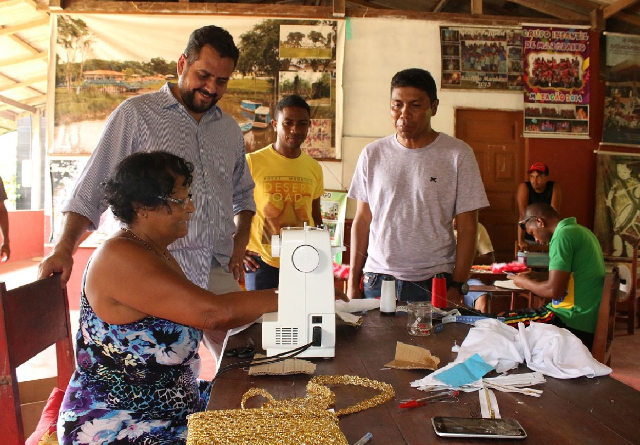 Produção acontece no decorrer da festa e a equipe trabalha diuturnamente para entrega as roupas no dia da encenação da batalha