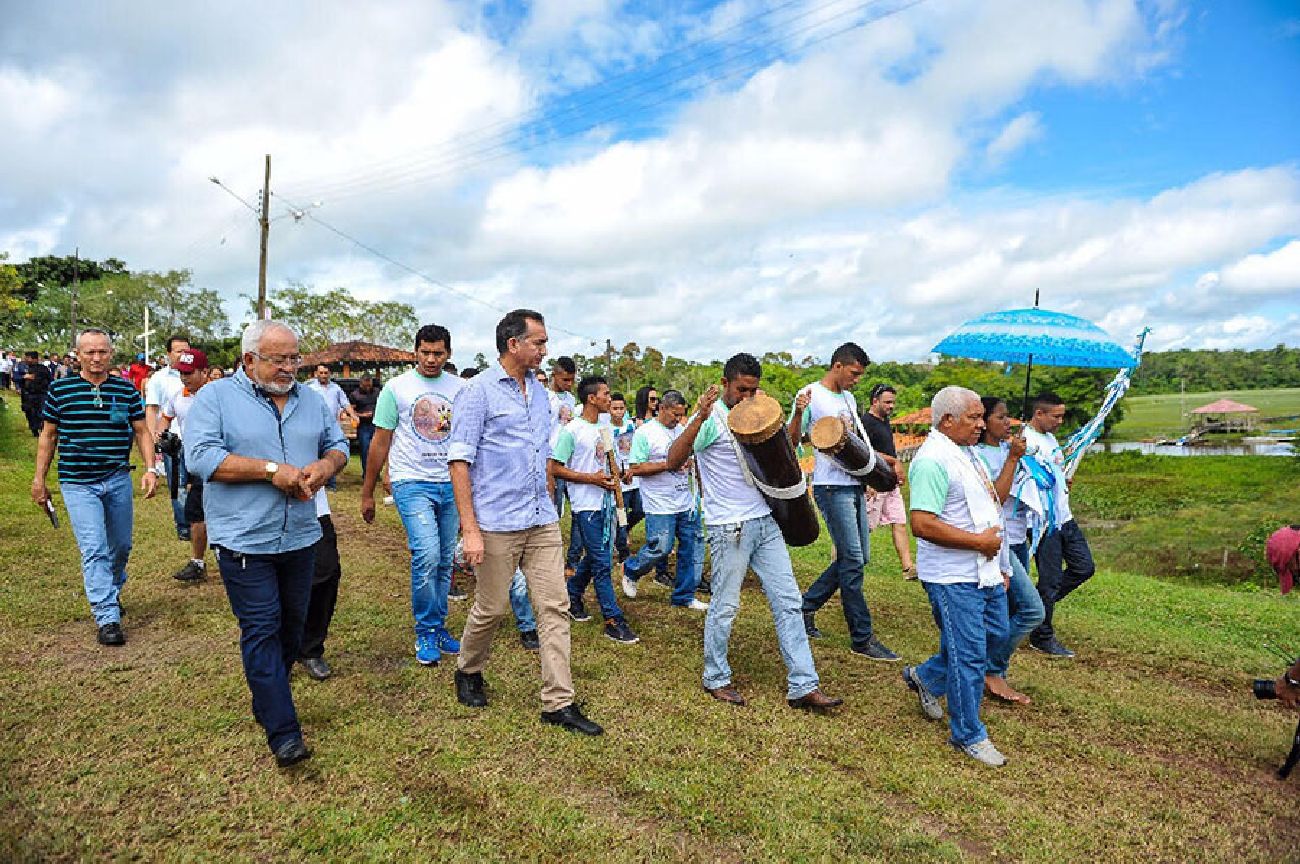 Fiéis acompanham a comitiva entoando a folia ao ritmo de tambores e ganzás