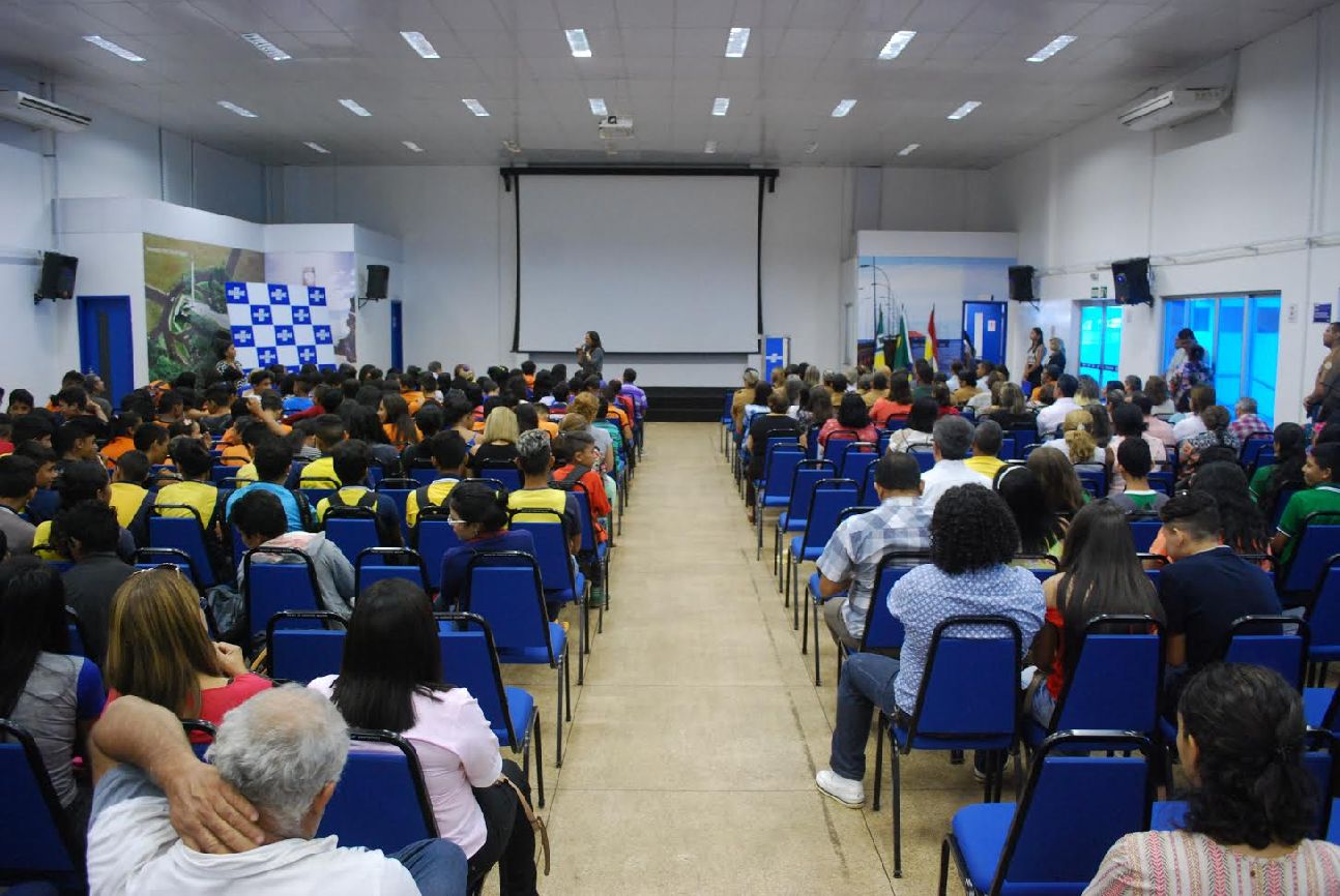 Técnicos da Seed apresentaram as metodologias de ensino e outros detalhes a pais e alunos