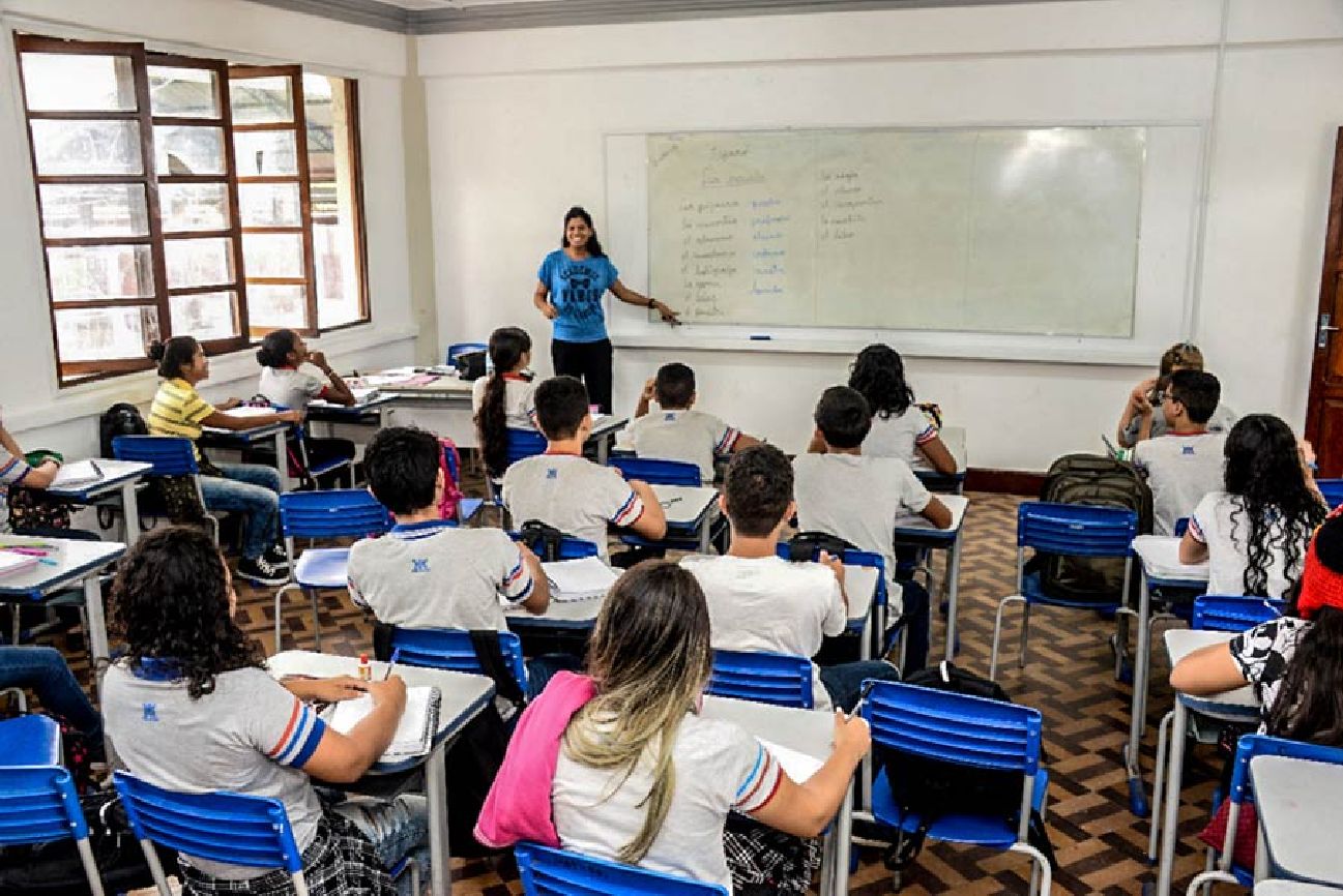 Das 396 escolas da rede estadual, apenas 172 já finalizaram a inclusão dos dados no sistema Educacenso, o que representa 43,43%