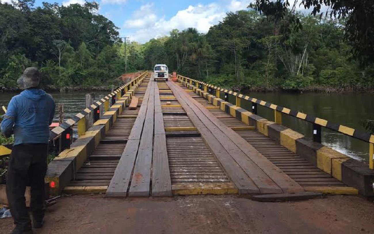 O governo já iniciou um estudo para a construção de um ponte de concreto no local.