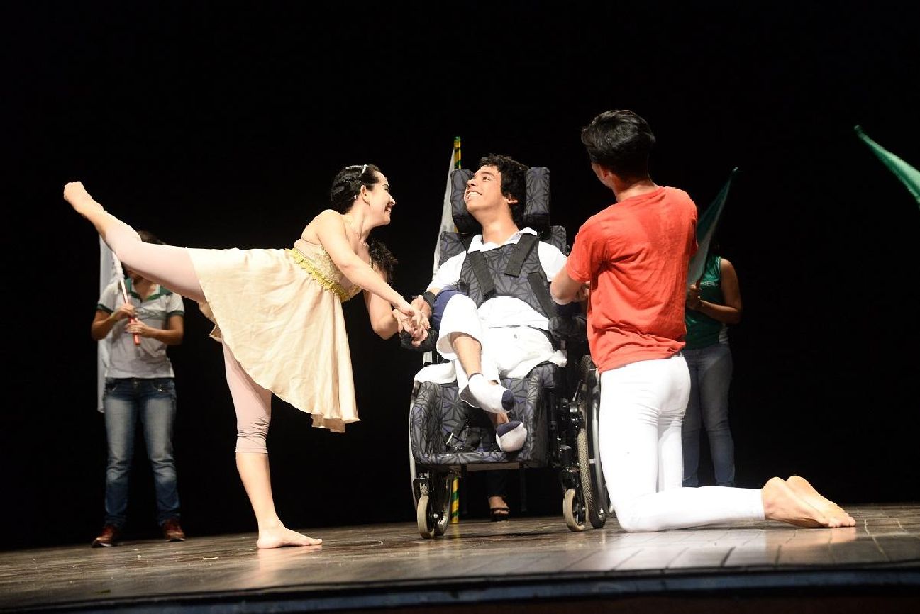 A peça teatral Todos pela Inclusão encerrou a programação do show cultural com a participação do jovem estudante Lucas Mateus interagindo com dois bailarinos no palco.