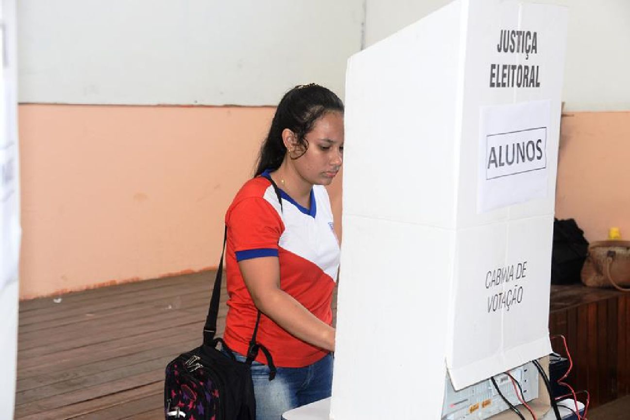 A eleição ocorrerá de forma democrática e inclui professores, funcionários, estudantes e pais de alunos.