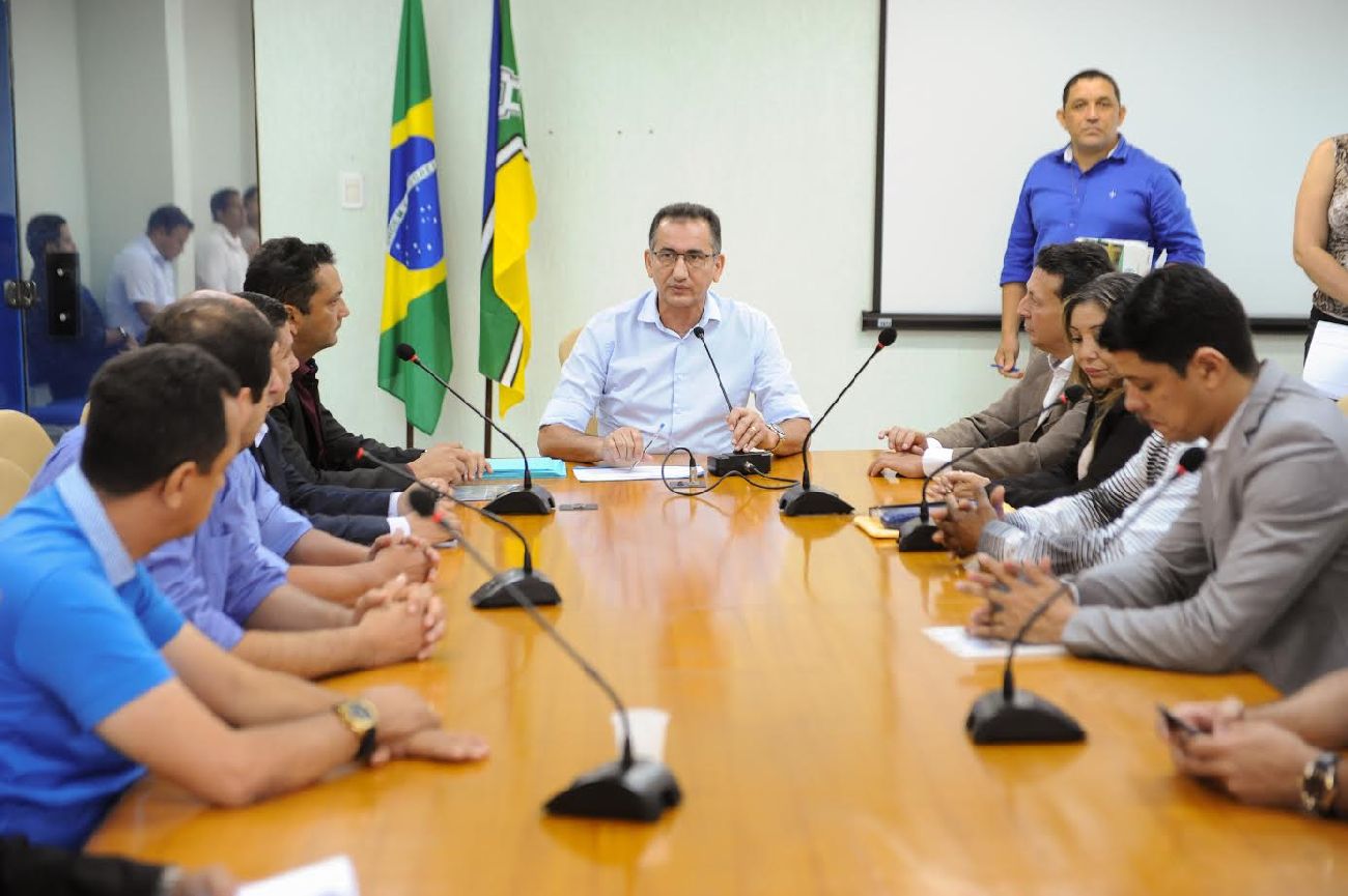 Durante a reunião com os agentes políticos, o governador repassou informações sobre a infraestrutura do centro, os serviços e profissionais e pediu o apoio dos gestores para fazer o acompanhamento e a fiscalização dos trabalhos que serão realizados.