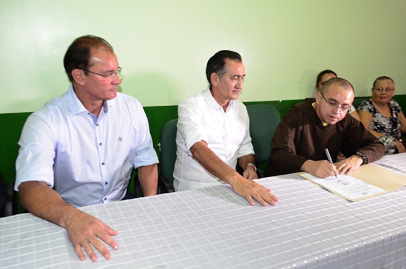 Governador Waldez Góes se comprometeu em continuar apoiando o trabalho social