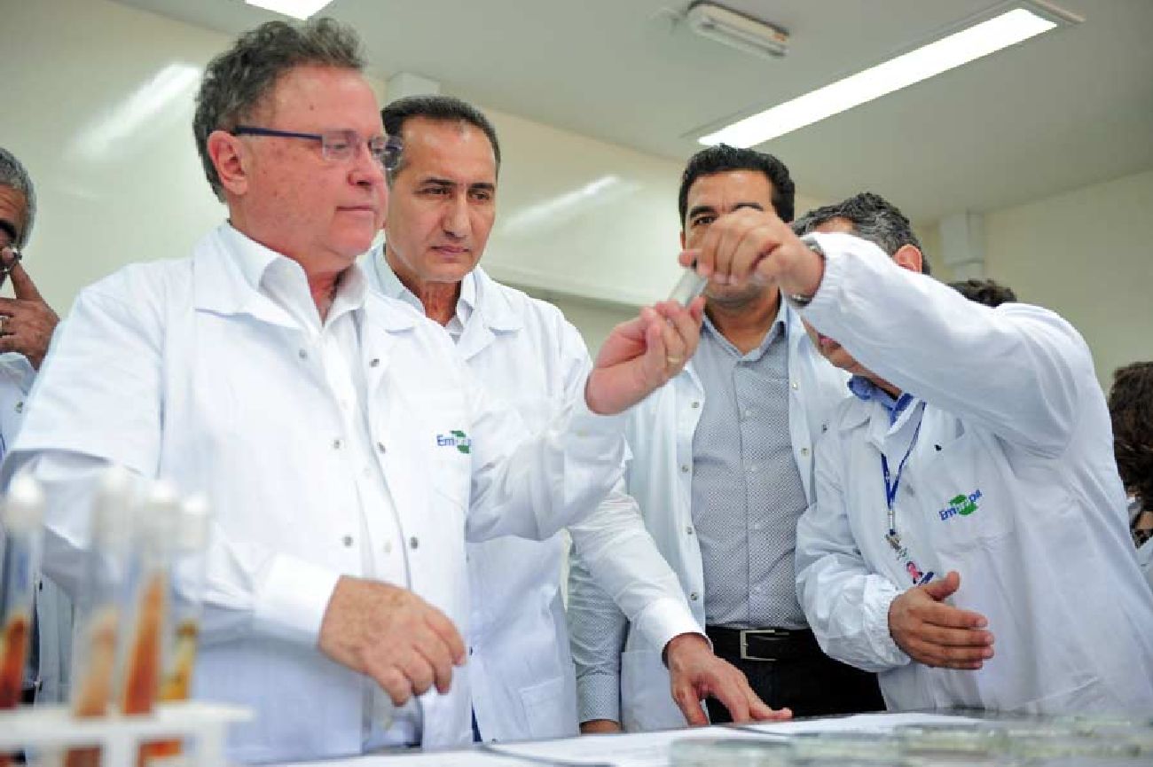 Na Embrapa, ministro conheceu o trabalho em conjunto que resultou na queda da incidência da mosca da carambola no Amapá