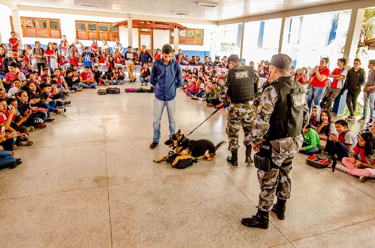 Simulações com policiais treinados demonstram para os alunos espectadores como é feita a revista e a identificação de entorpecentes.