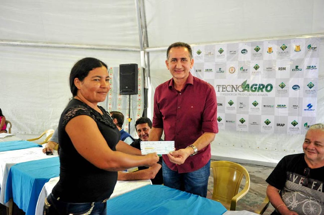 Luizete Soares recebeu o cheque de R$ 19 mil das mãos do governador Waldez Góes