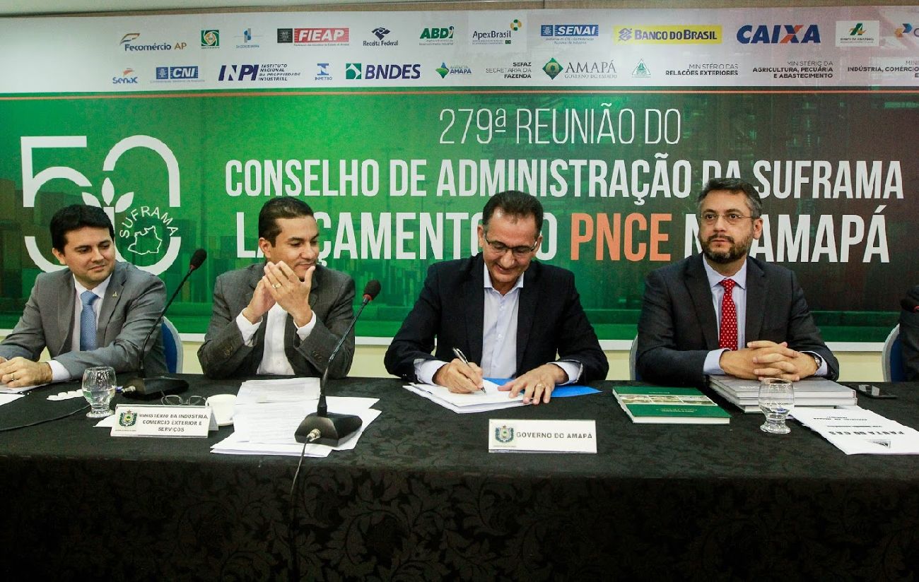 Entre os encaminhamentos da reunião, o governador Waldez oficializou a transferência de um terreno do Estado para a construção da sede da Suframa em Macapá