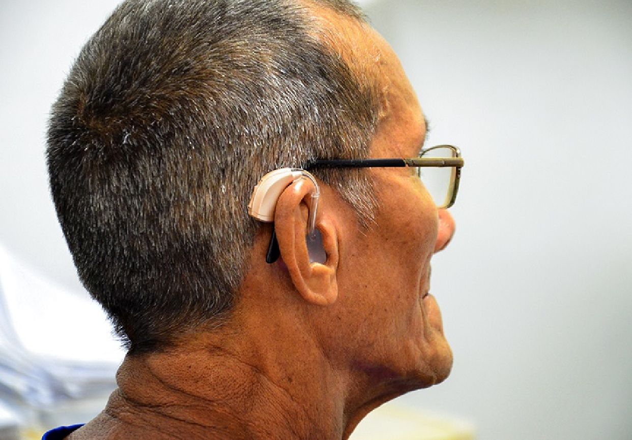 Pacientes recebem orientações sobre cuidados com o aparelhos.