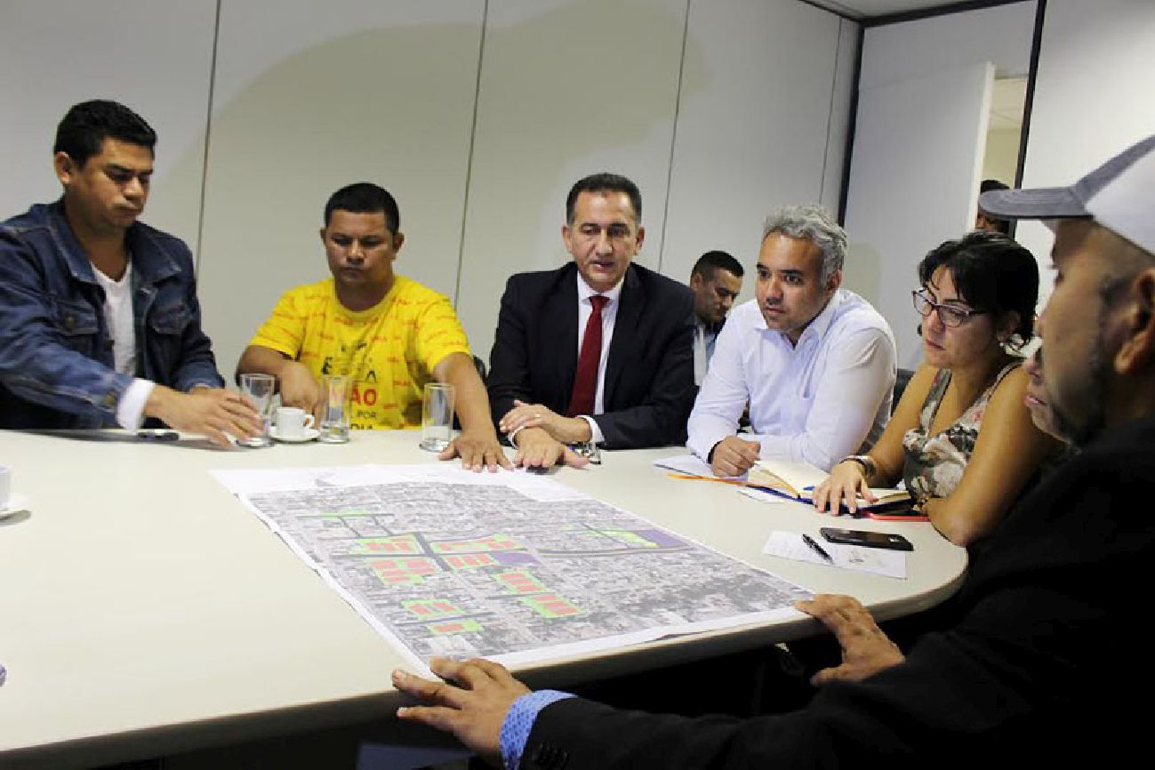 Waldez Góes, técnicos do governo do Amapá, representantes dos moradores e parlamentares participaram da apresentação
