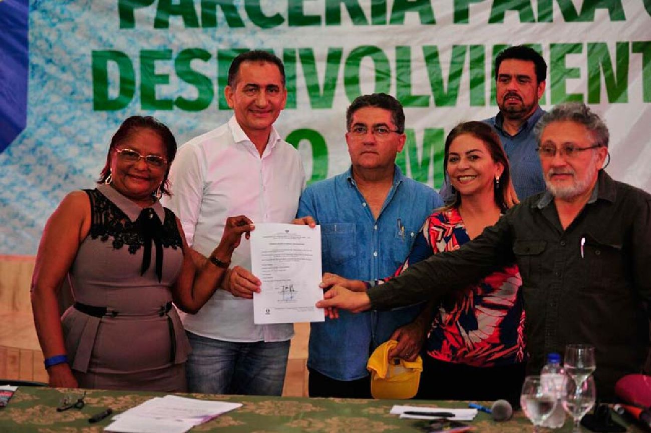 Durante a agenda em Oiapoque, o governador Waldez Góes assinou convênio para limpeza da cidade