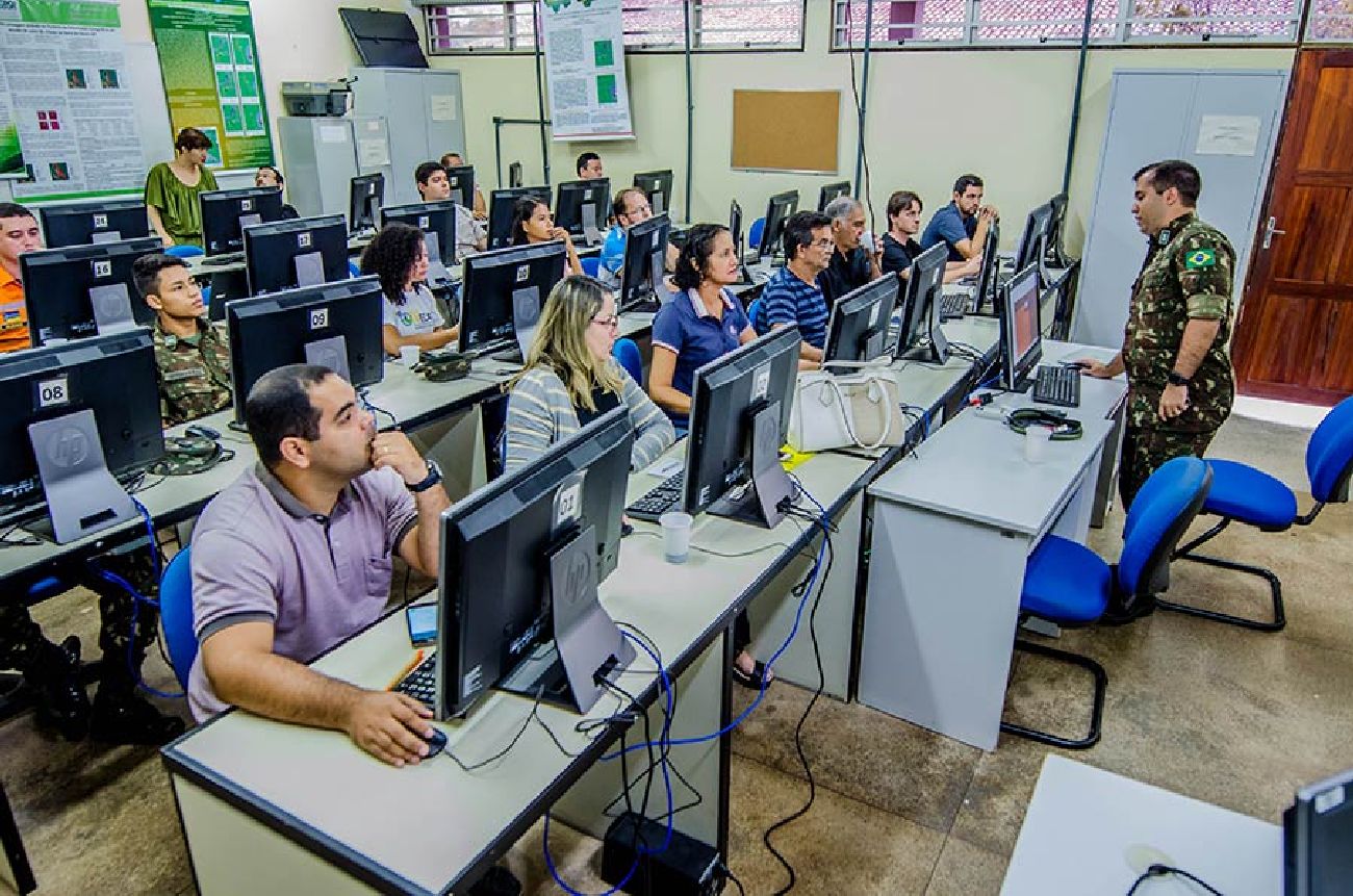 Durante a capacitação, os técnicos aprendem a utilizar duas principais plataformas da Base Cartográfica do Amapá