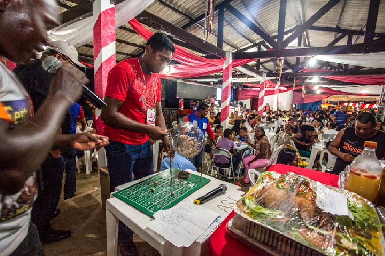 A programação inicia com a novena religiosa em seguida acontece leilões e bingo, encerrando com shows artísticos