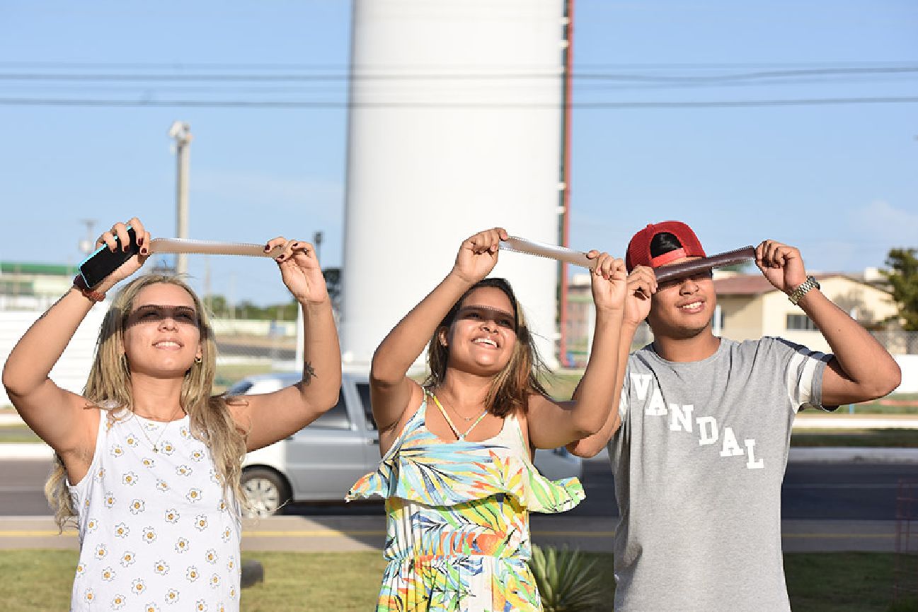Moradores do Macapaba, os amigos Vitória, Maykelle e Jonathan se reuniram para acompanhar o evento astrológico mais importante de 2017