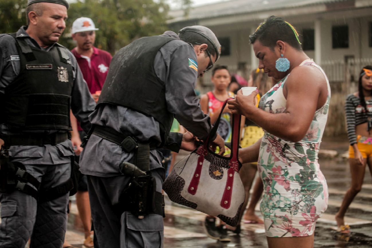Foliões foram revistados pelos policiais militares. Tudo para garantir que todos pudessem se divertir com tranquilidade