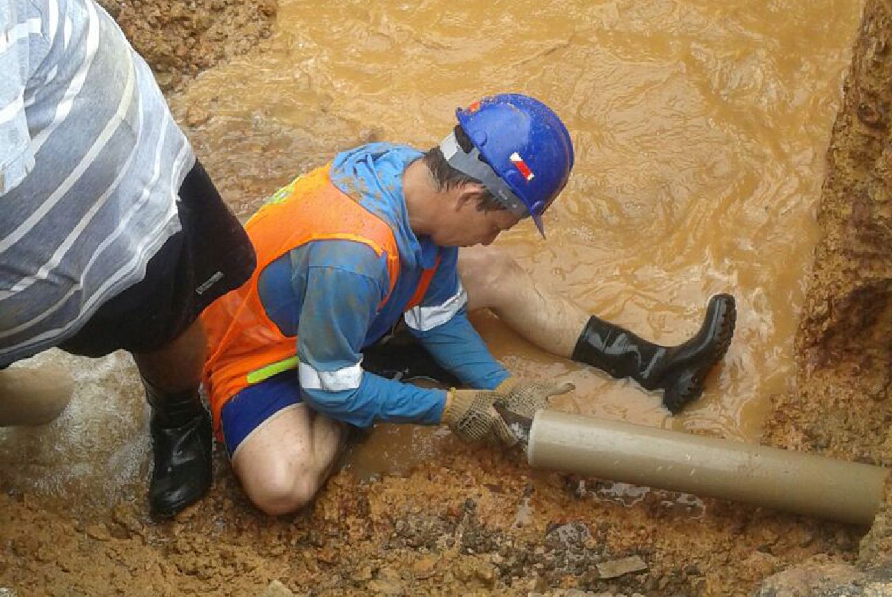 Manutenção foi iniciada ainda no sábado, assim que o vazamento foi detectado. Abastecimento de água na região já foi retomado
