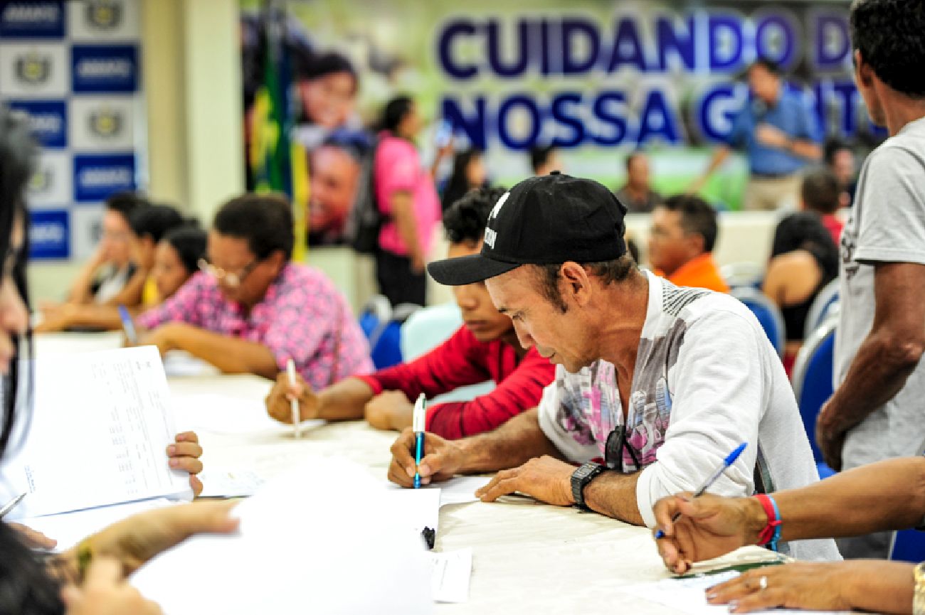 Agência de Fomento do Amapá entregou 46 cheques para extrativistas da Vila Maracá.