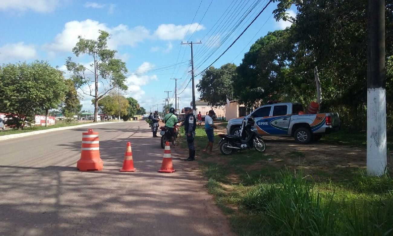 São empenhados de dois a três militares para acompanhar o fluxo em cada ponto.