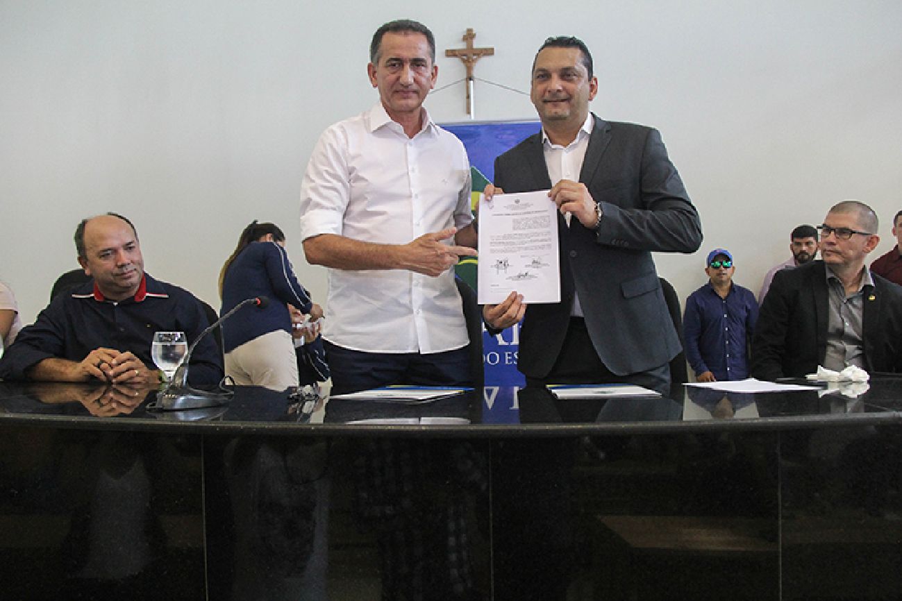 Termo aditivo que renova o contrato com mais R$ 6 milhões que continuarão a ser investidos na limpeza da cidade