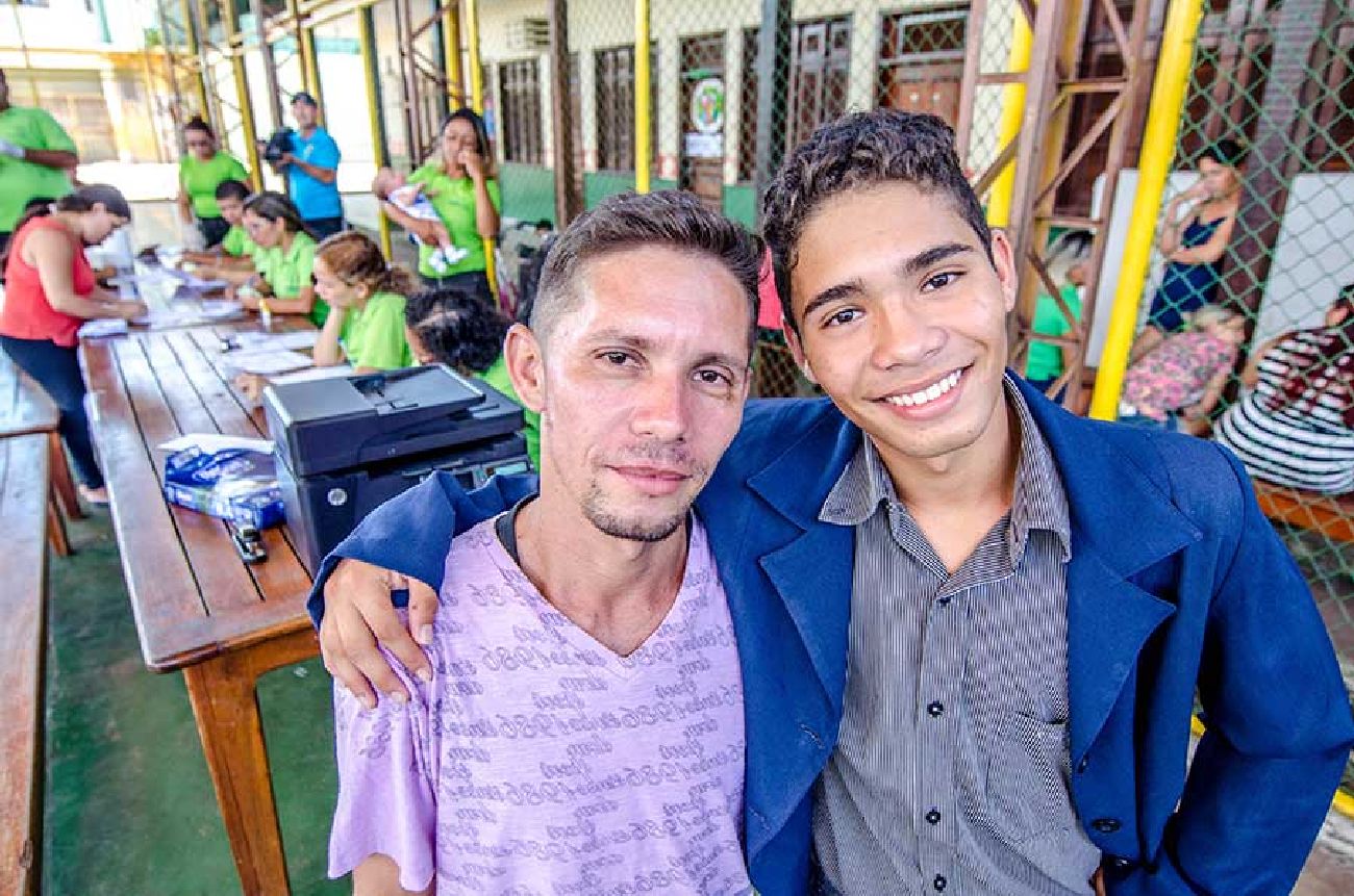 Vítimas do sinistro, Alessandro e o filho Leonardo aproveitaram a ação para obter a segunda via de todos os documentos pessoais