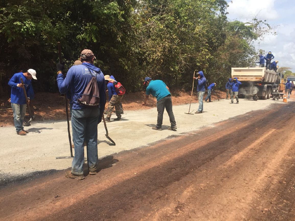 No total, 3 km do ramal estão recebendo os serviços de pavimentação utilizando o tratamento superficial duplo (TSD).
