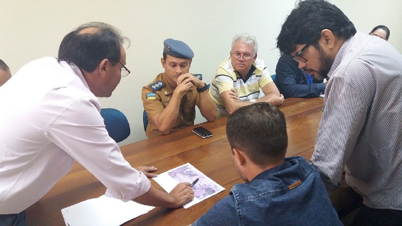 A pavimentação do ramal de acesso ao bairro integra aproximadamente 1.400 metros ,onde será feita drenagem, reciclagem, pavimentação, calçada com meio fio e sinalização.