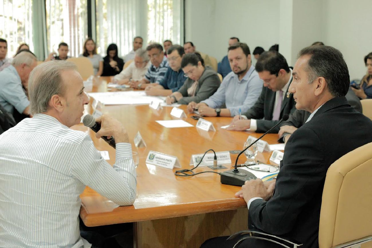 Governador e deputados entregam comenda ao diretor do Hospital de Barretos, Henrique Prata