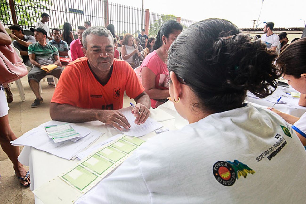 O pedreiro Francisco Santos aproveitou para retirar a segunda via da Carteira de Identidade e o cartão do SUS