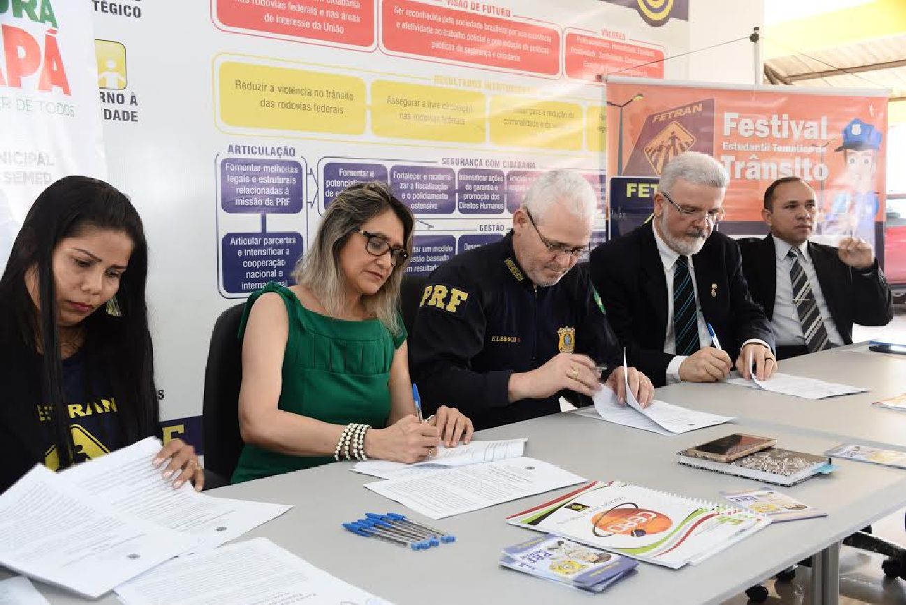 A assinatura do termo é a primeira etapa do projeto, que contempla a rede de ensino estadual e municipal.