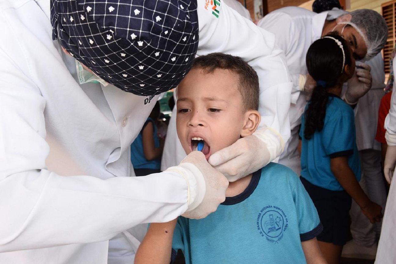 Os estudantes receberam escovas de dente, aplicação de flúor e orientações de escovação.