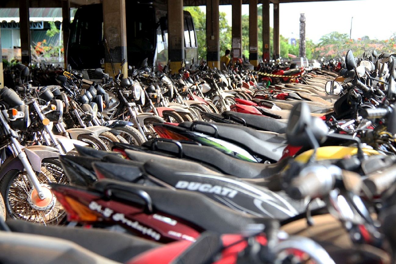 O lance mínimo para adquirir uma motocicleta é de R$ 205. Já para quem quiser arrematar um carro, o lance inicial será de R$ 483,52.