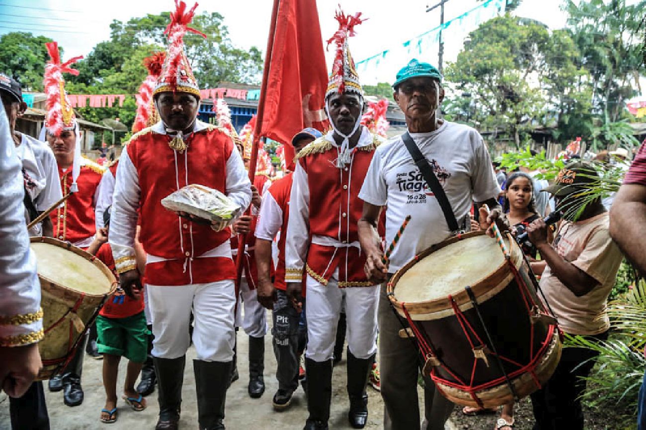 A Entrega dos Presentes é o momento que os figurantes mouros, vestidos com roupas de batalha e montados à cavalo, se posicionam em frente as residências para oferecer as iguarias.