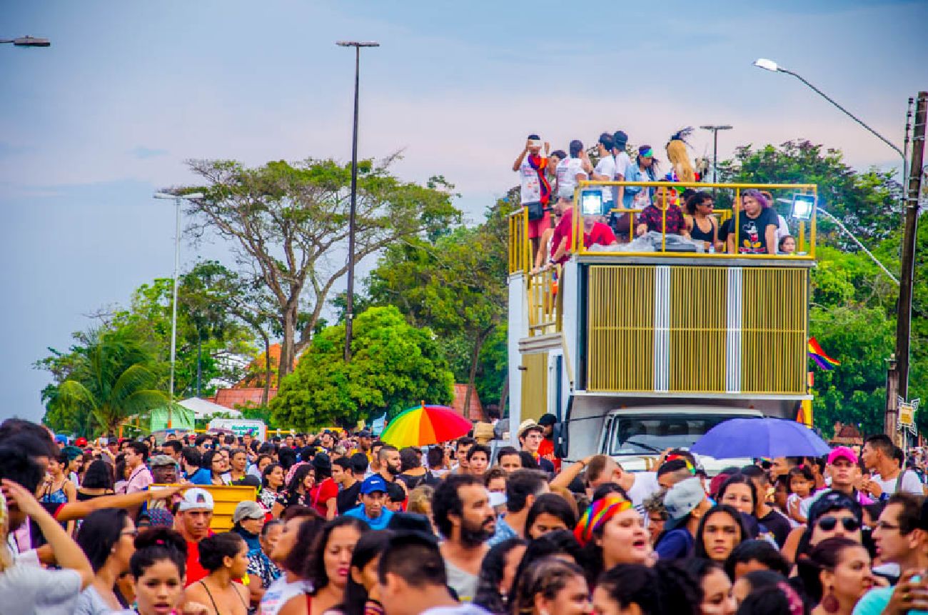 A concentração foi no Complexo do Araxá. No percurso, três trios elétricos embalaram a multidão rumo à Praça do Coco.
