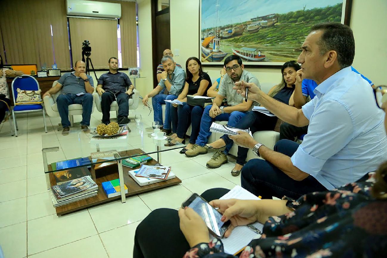 Governador e secretários receberam representantes dos sindicatos da área da saúde para discutir as reivindicações