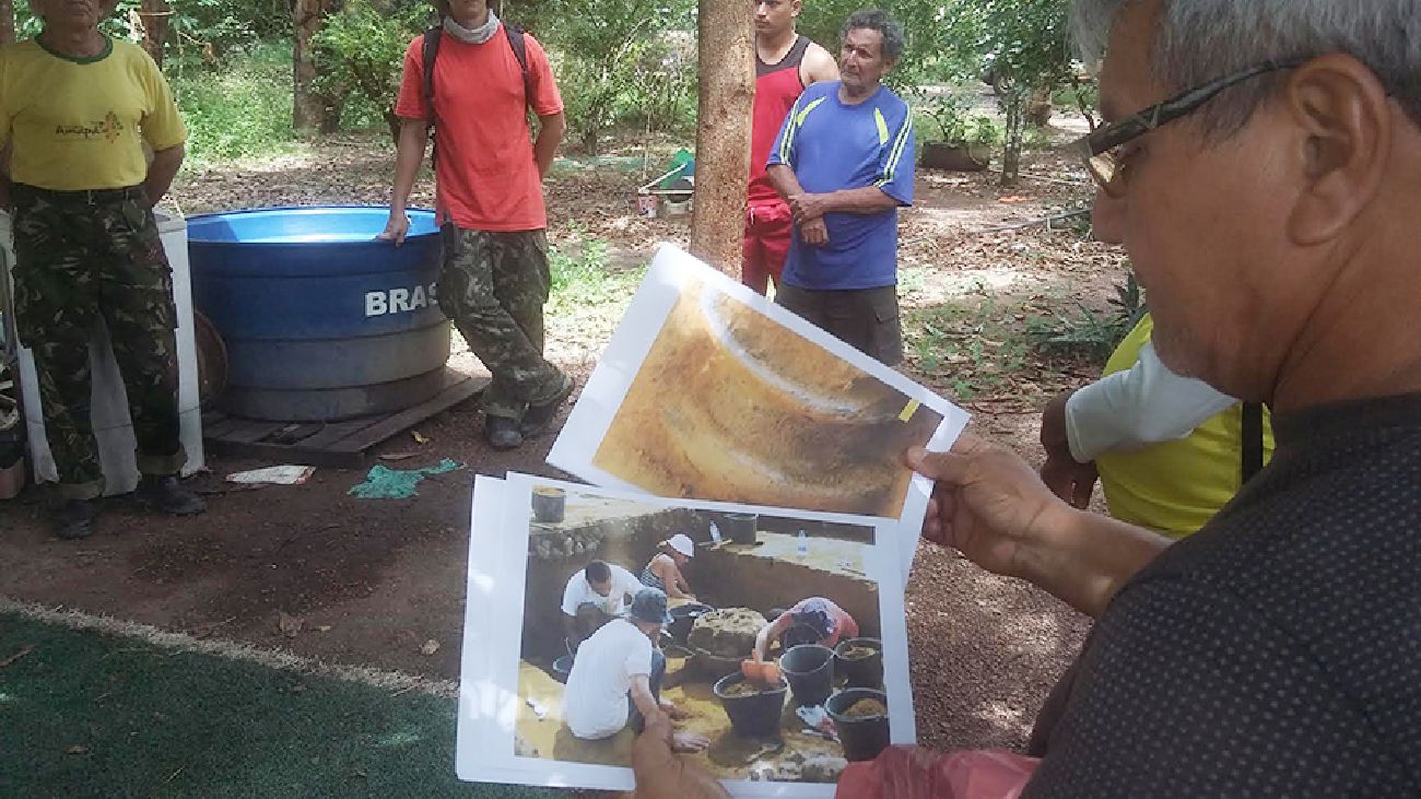 Arqueólogo apresenta imagens de locais onde já foram realizadas escavações e explica sobre utensílios e urnas encontrados