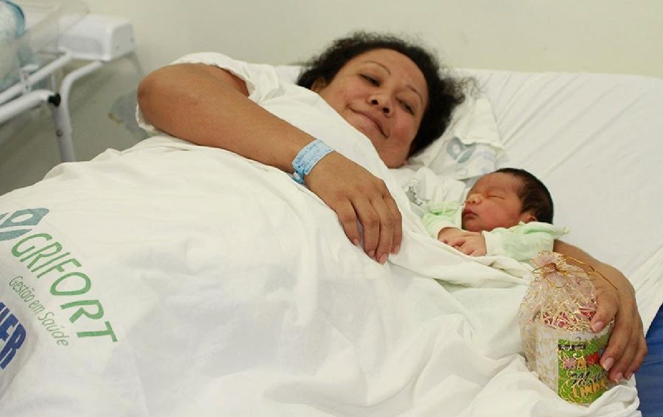 Para o diretor da unidade, o brinde é para homenageá-las, mas o maior presente de todos elas já tiveram, que são seus filhos.