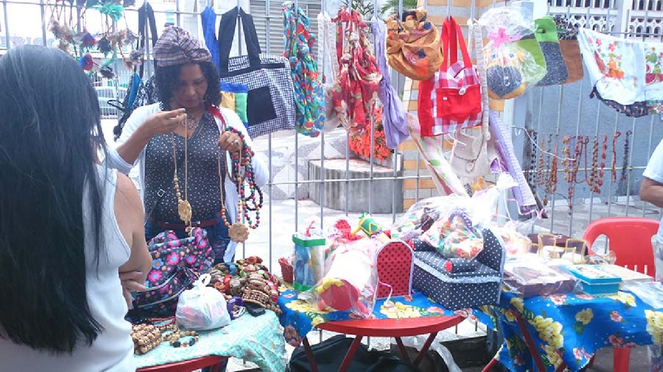 Peças confeccionadas com pano e outros materiais serão comercializadas na feira