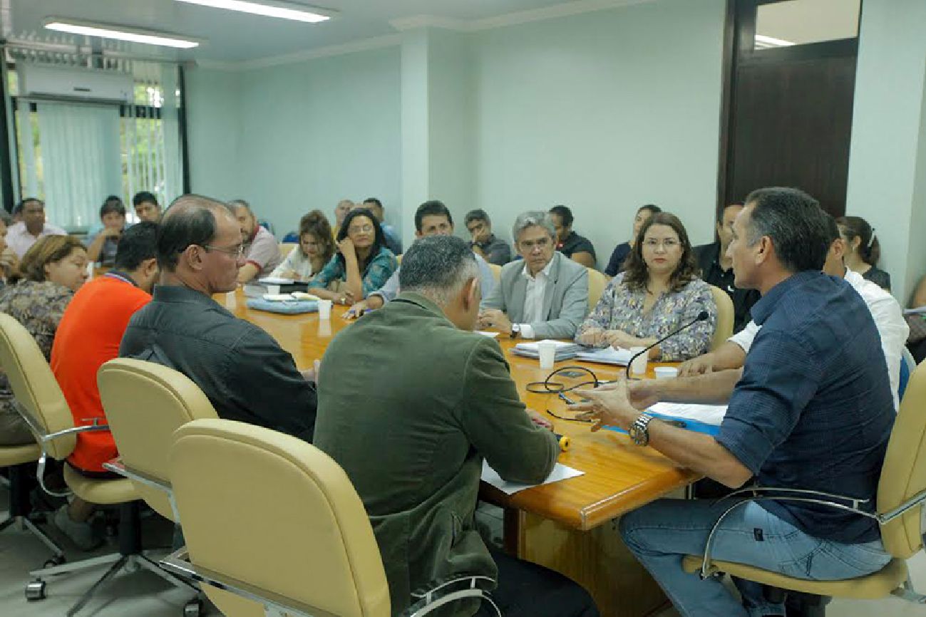 Governador Waldez Góes recebeu representantes de sindicatos e secretários de Estado na tarde desta segunda