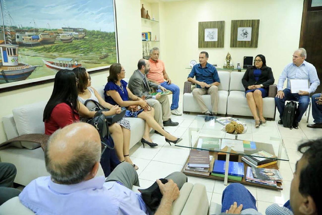 Representantes do governo do Estado, Mapa e pecuaristas participaram da reunião no Palácio do Setentrião