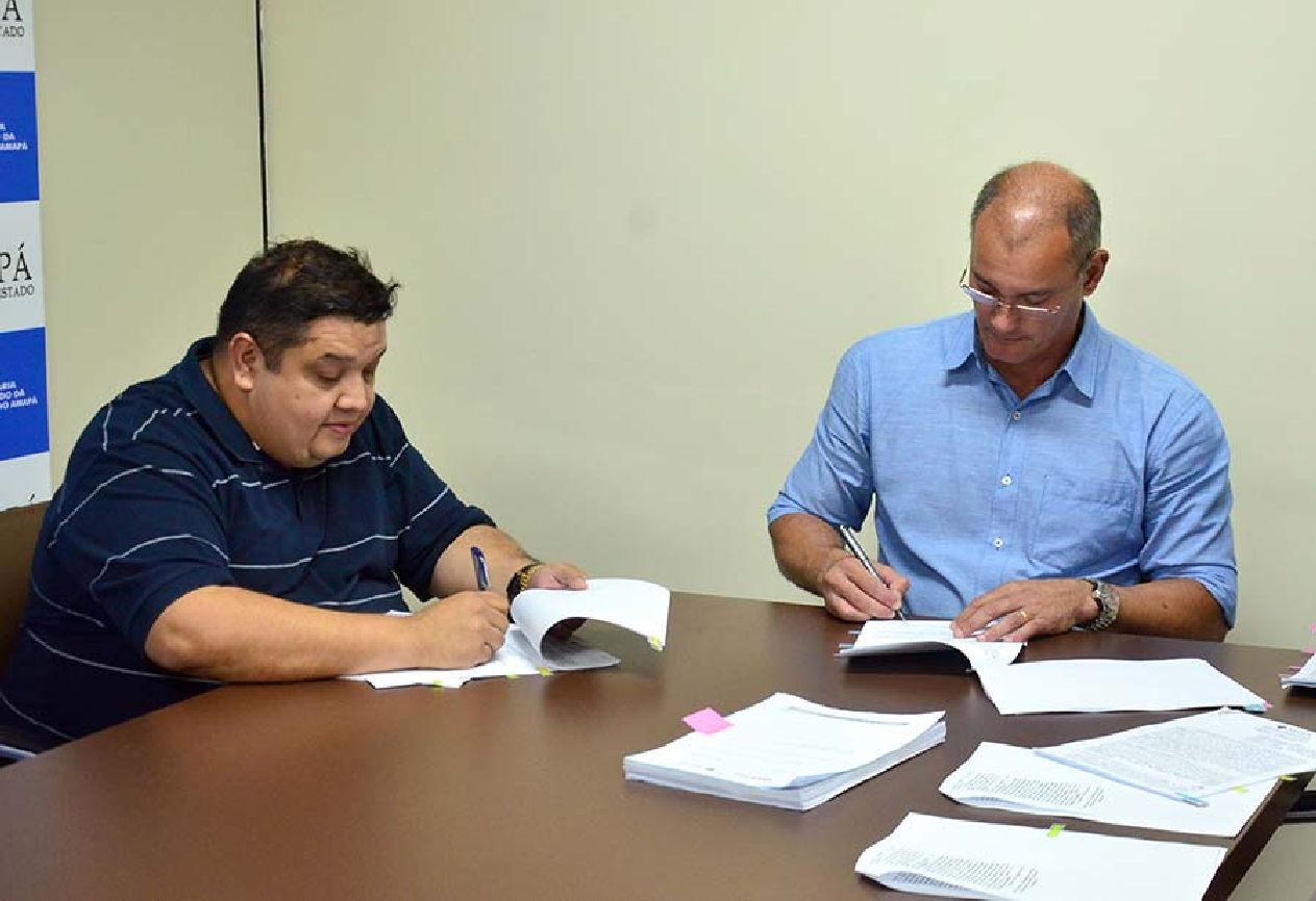 Contrato foi assinado pelo representante da empresa vencedora da licitação e o secretário de Saúde Gastão Calandrini