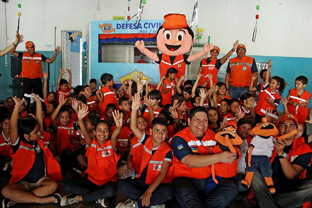 As aulas são através de palestras, orientações, peça teatral com fantoches e com o mascote Cedeco.