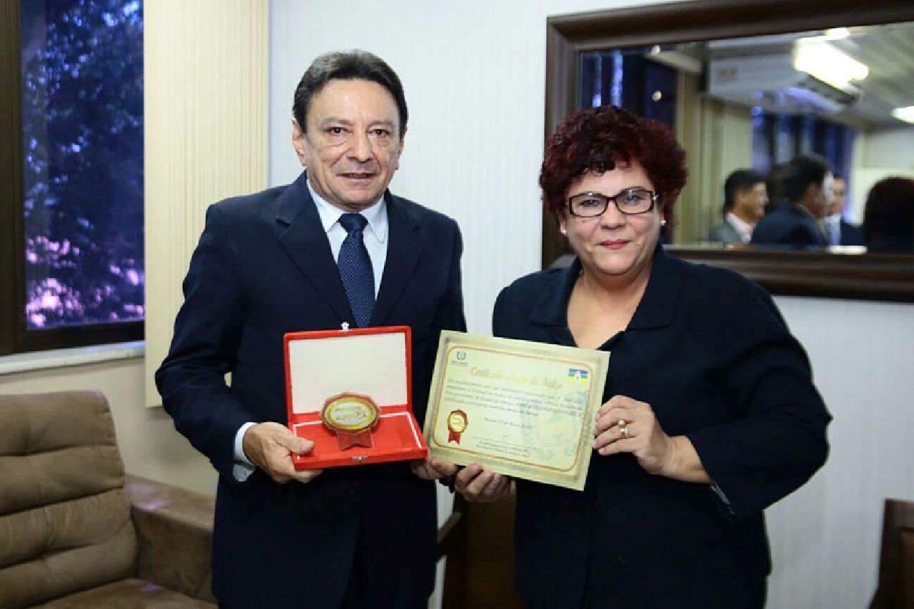 Vice-governador, Papaléo Paes, recebeu as honrarias das mãos da presidente do Tjap, desembargadora Sueli Pini