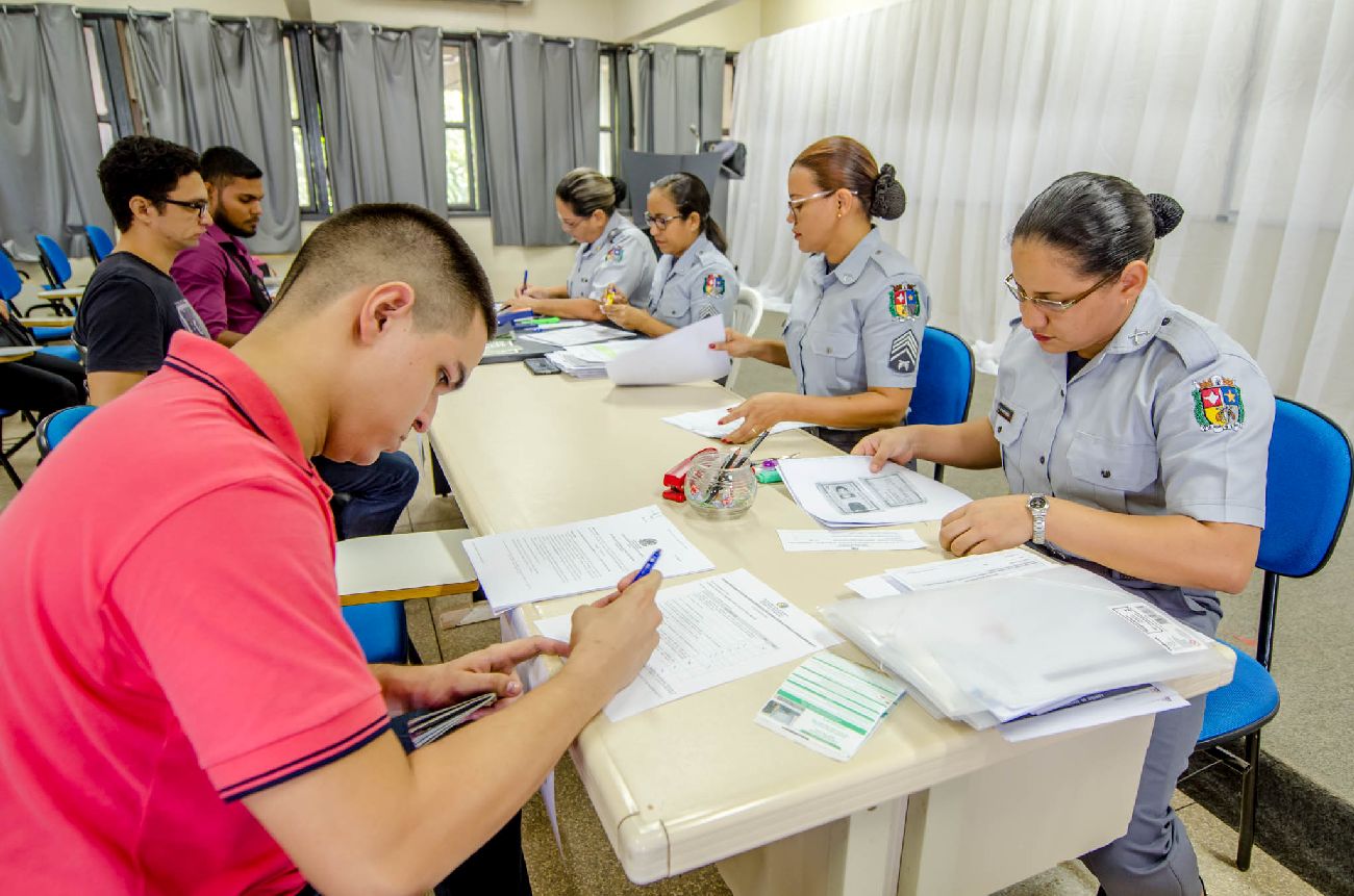 Caso aprovados, as etapas seguintes são o teste de aptidão física, exame psicológico, exame médico, investigação social e curso de formação de soldado.