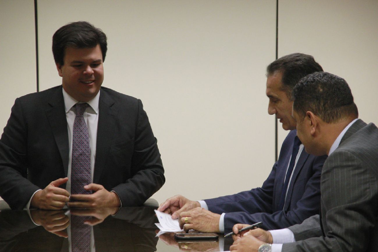 Governador Waldez Góes durante reunião com o ministro Fernando Coelho Filho, para tratar da retomada das obras do Luz para Todos