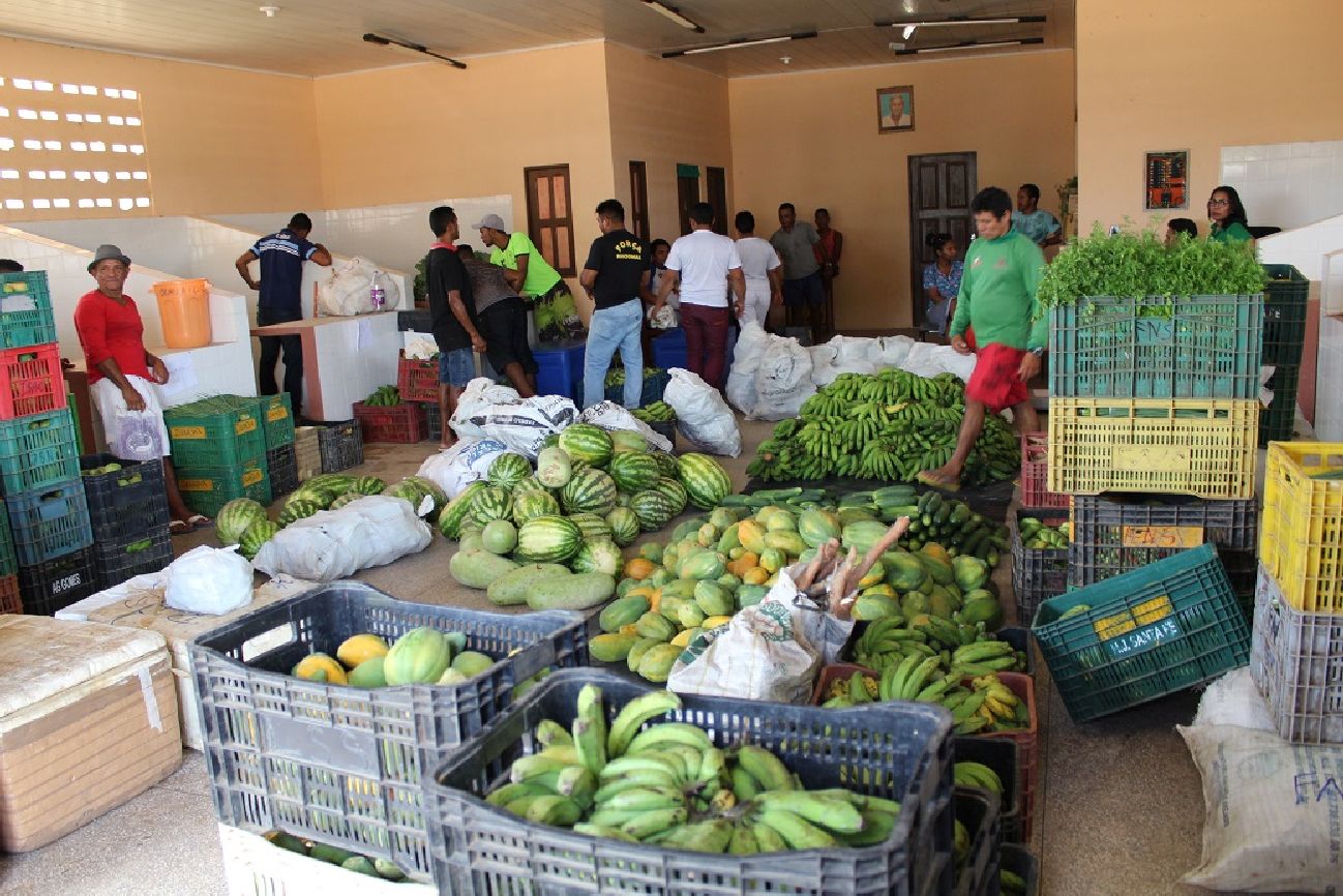 20 agricultores familiares comercializaram sua produção na feira do PAA