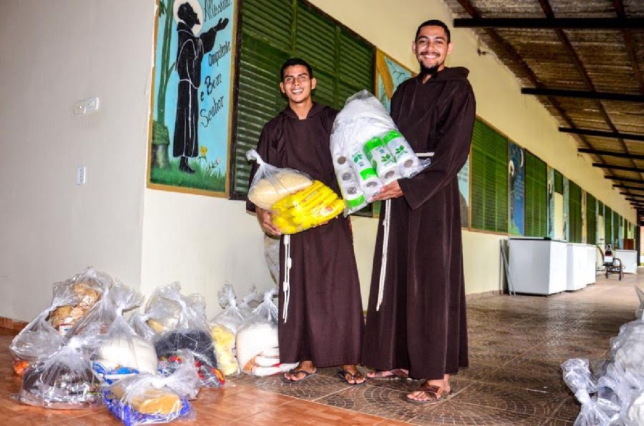 A primeira instituição a receber os alimentos foi o Centro de Promoção Humana Frei Daniel de Samarate - Frades Capuchinhos