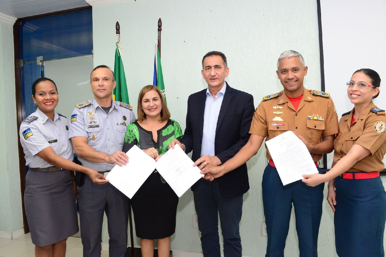 Assinatura do acordo de cooperação foi celebrada entre Seed, PM e Bombeiros