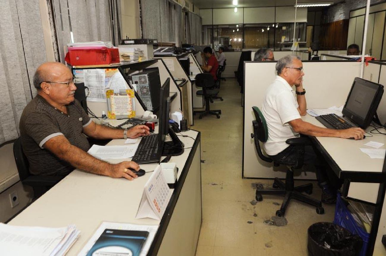 Podem ser transpostos para o quadro da União 135 servidores da CEA, 30 servidores da Caesa, 101 fiscais e auditores e alguns servidores do processo 992. Além disso, 300 policiais civis poderão ser reenquadrados e alguns servidores dos chamados 1.050.