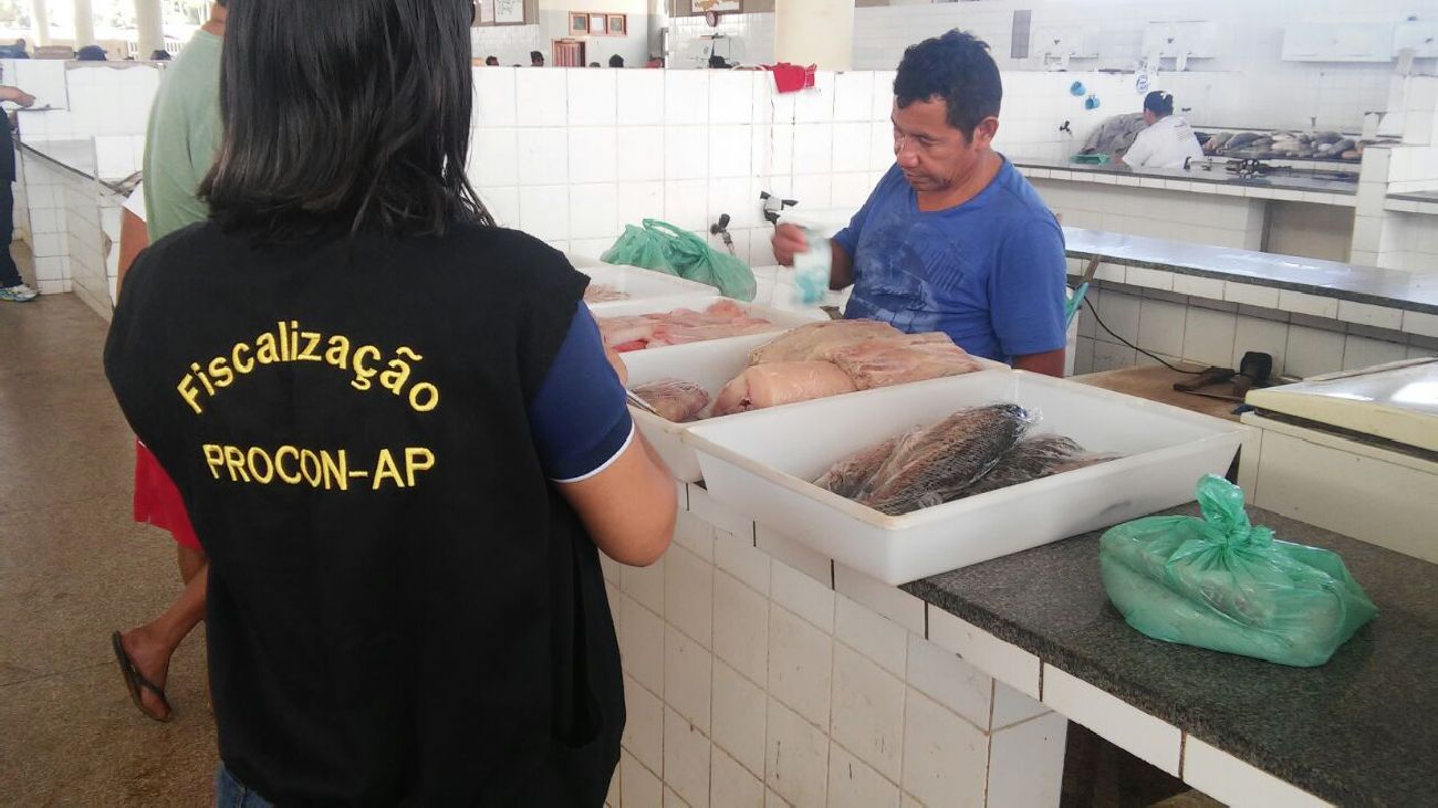 A orientação do Procon/AP é que a balança deve estar visível ao consumidor quando o produto for pesado.